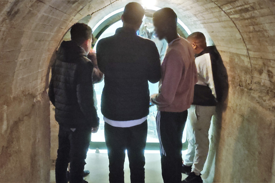 Los jóvenes, en uno de los túneles de acceso