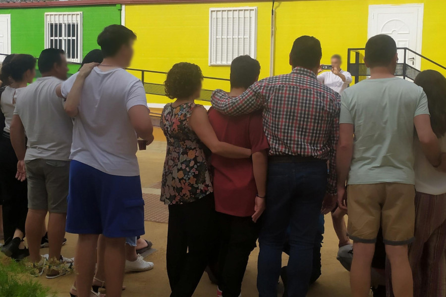 Jóvenes, familias y profesionales del CIMI Los Alcores posan para una foto en el centro