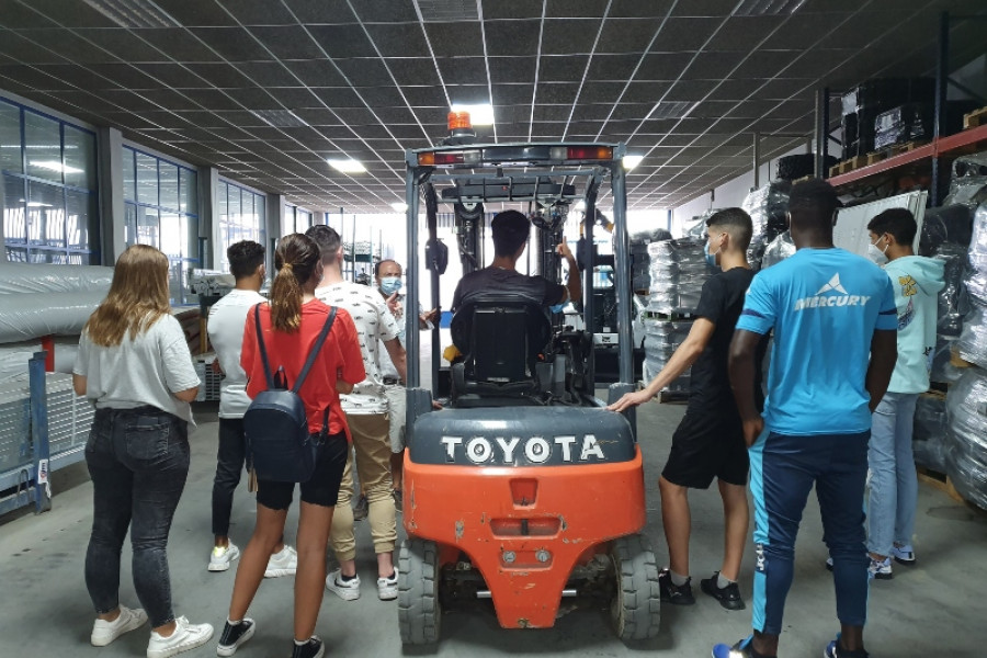 16 jóvenes del Programa Labora en Jaén y Granada finalizan con éxito un curso de formación en el uso de la carretilla elevadora.