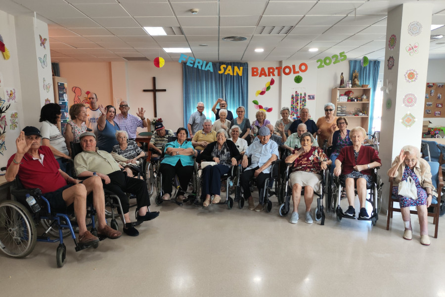Personas mayores, familiares y profesionales de la residencia