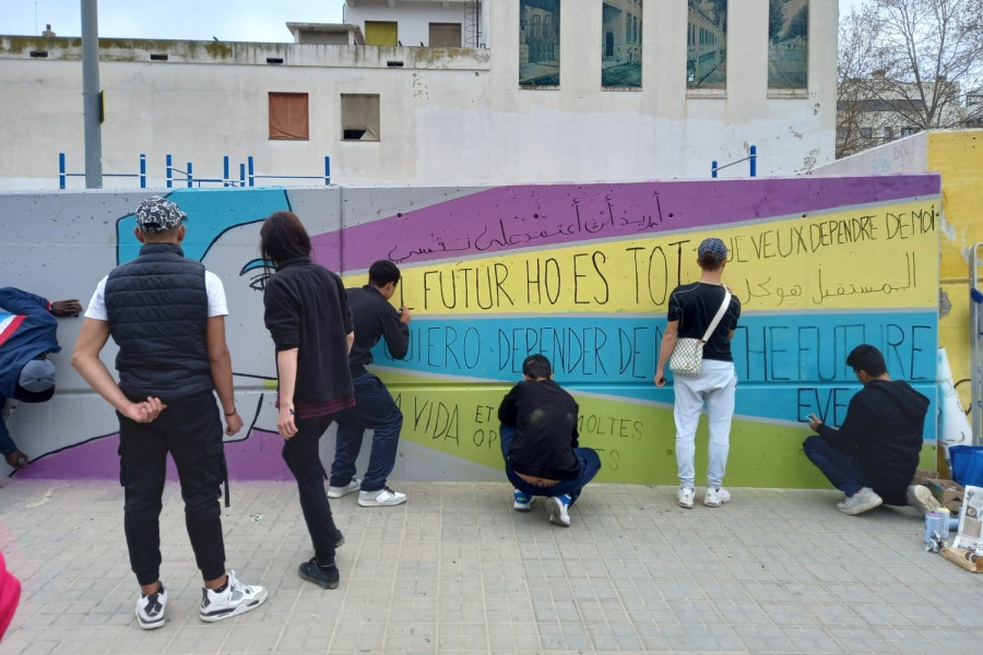 Los jóvenes trabajan en el mural