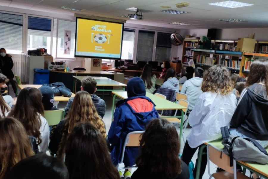 200 jóvenes y profesores de institutos de Valencia asisten a las charlas de sensibilización del Programa de Fomento del Acogimiento Familiar. Fundación Diagrama. Comunidad Valenciana 2022