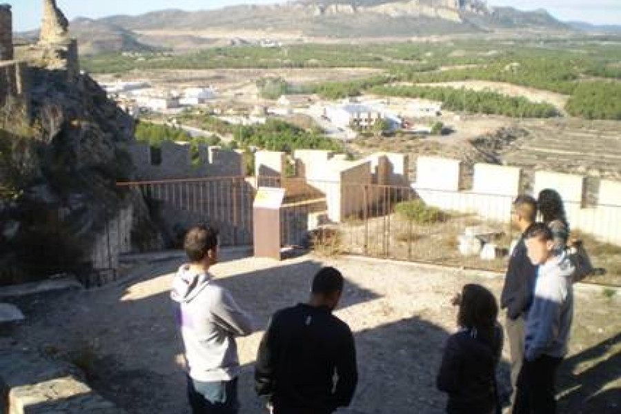 Jóvenes del Centro Reeducativo 'La Villa' realizan una visita guiada al Castillo de Sax