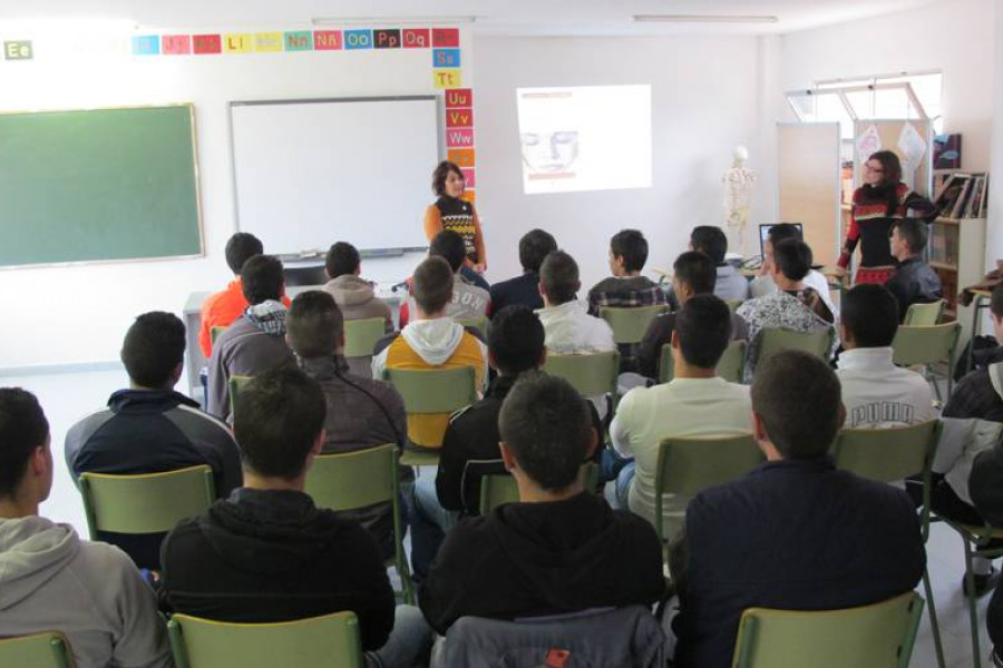 Especialistas en atención a las víctimas de violencia de género exponen este problema social a los menores del Centro de Reeducación La Villa