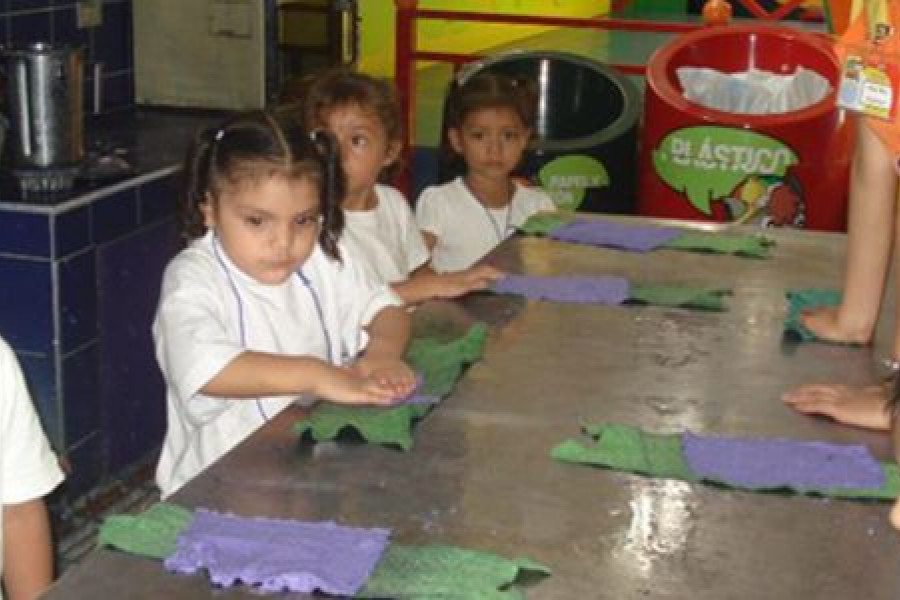 Los menores atendidos en el Centro ‘Estrellitas del cambio’ de Ciudad Delgado (El Salvador), celebran el Día del Niño en un museo infantil
