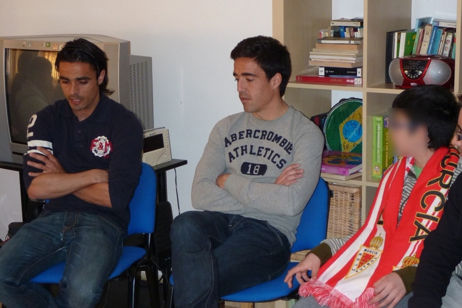 Los menores del Centro Hogar ‘Arrui Alea’ de Murcia reciben la visita de dos futbolistas profesionales