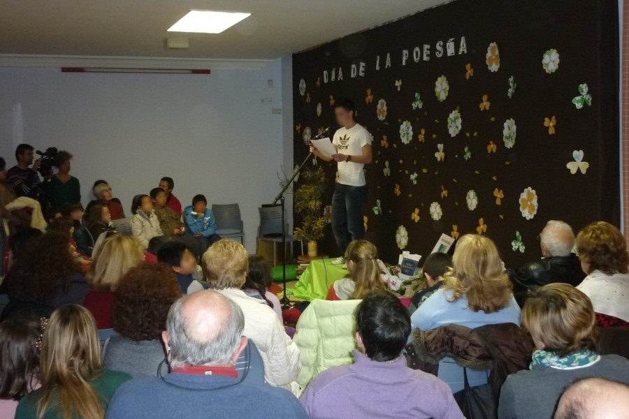 Un menor del Centro Socioeducativo Juvenil de Cantabria, participa en el certamen del Día de la Poesía, organizado por la Biblioteca Municipal del Ayuntamiento de Camargo