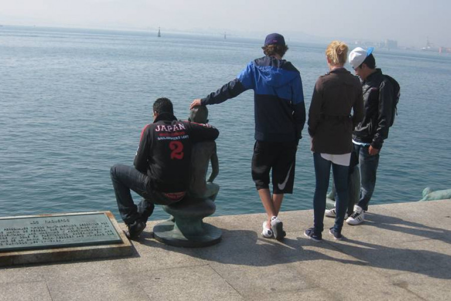 Menores participantes en un programa de Prevención del Abandono Escolar en Cantabria realizan una salida cultural para conocer la historia del Paseo Marítimo de Santander