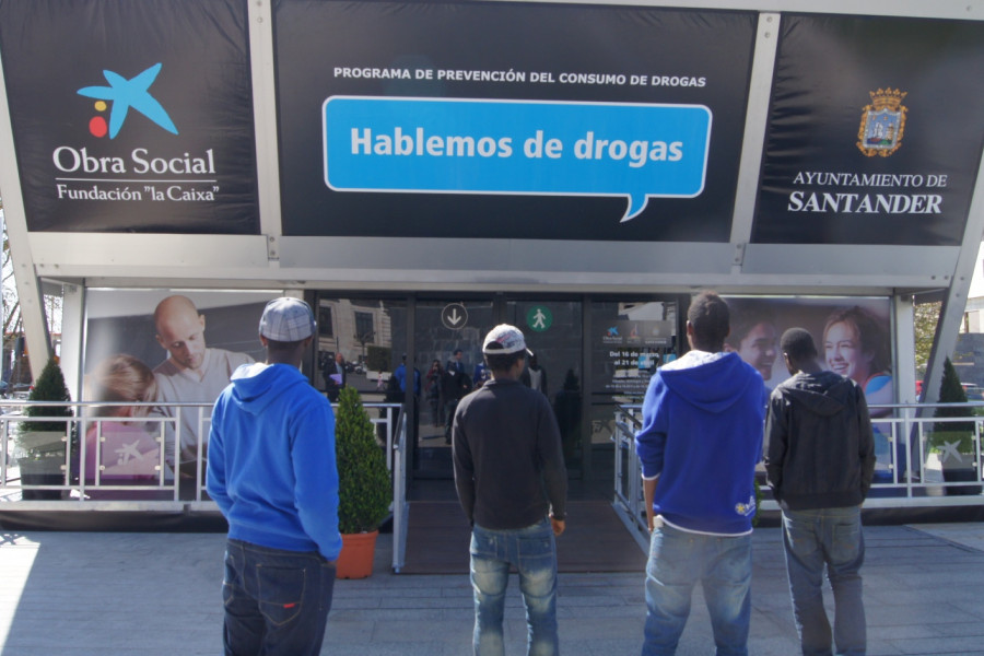 Los menores del Hogar de Acogida Bantaba de Torrelavega (Cantabria) visitan la exposición ‘Hablemos de Drogas’ en Santander