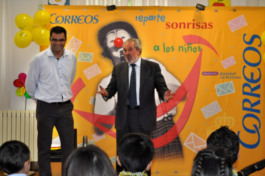 ‘Payasos Sin Fronteras’ y Correos “reparten sonrisas” en el centro de protección de menores Residencia Iregua de Logroño