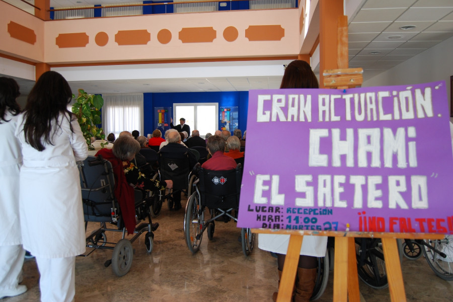 Las saetas de Manuel Gómez ‘Chami’ acercan la Semana Santa al Centro Residencial ‘Maria de la Paz’ de Nerva (Huelva)