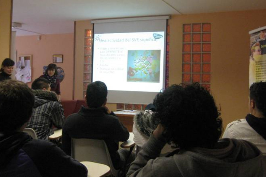 Jóvenes del programa Labor de Fundación Diagrama en Cantabria participan en una sesión informativa sobre el Servicio de Voluntariado Europeo