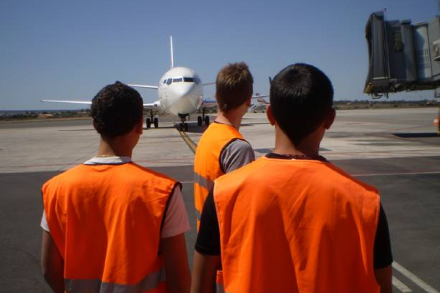 Los menores del Centro Reeducativo ‘La Villa’ conocen el funcionamiento del aeropuerto de Alicante