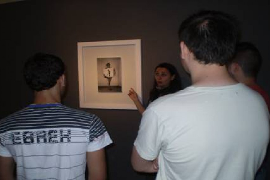 Los menores del Centro Reeducativo ‘La Villa’ visitan una exposición-concurso por la igualdad de la mujer en el Museo Universitario de Alicante