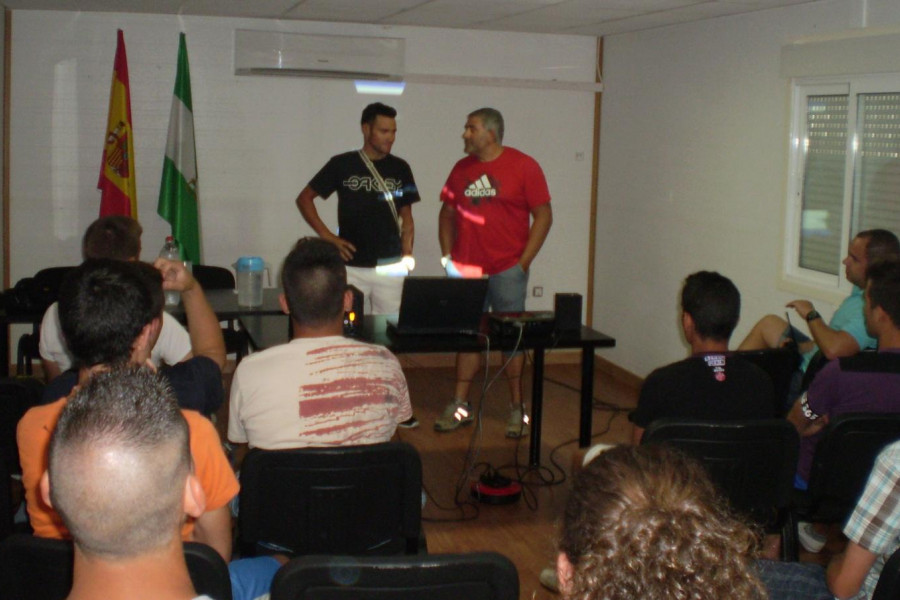 El ciclista profesional Javier Ramírez Abeja explica a los menores del Centro ‘Los Alcores’ de Carmona (Sevilla) las ventajas de la práctica deportiva