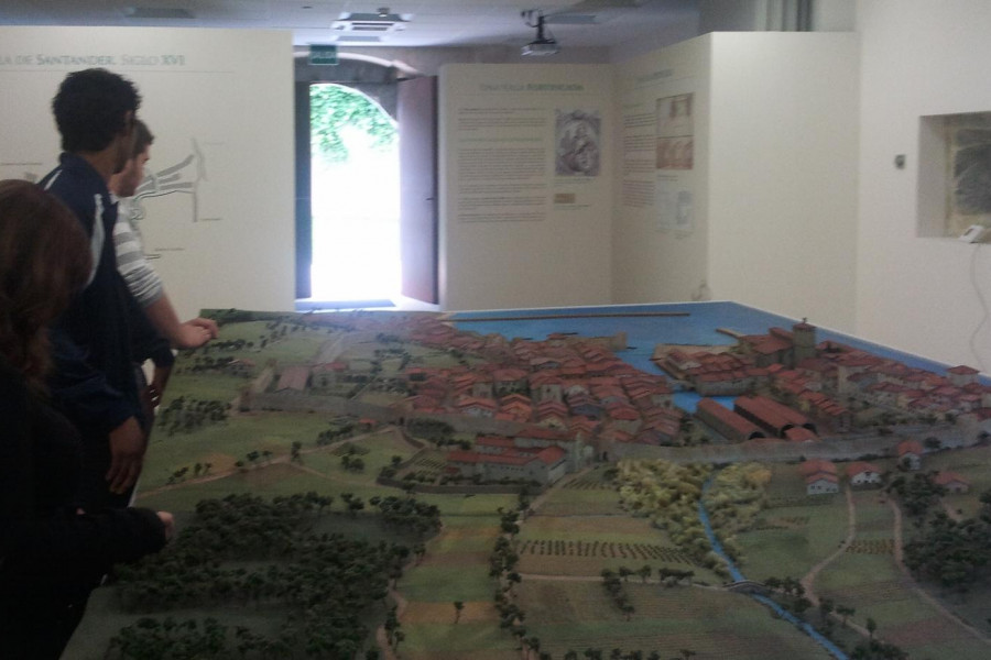 La exposición ‘Otra ciudad bajo tus pies’ da a conocer a los jóvenes del Centro de Día 'Cantabria' la evolución histórica de Santander