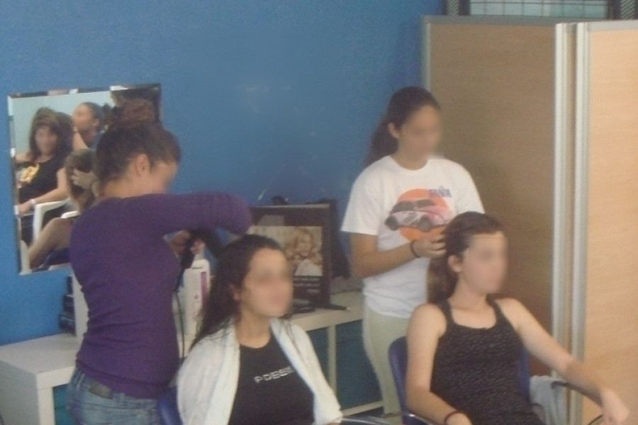 Jóvenes del centro ‘El Reiets’, en Alicante, participan en un taller de peluquería y estética