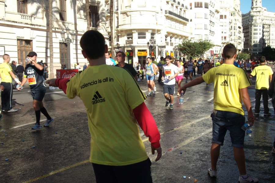 Los menores de los centros ‘Campanar’ y ‘Mariano Ribera’ participan como voluntarios en la Media Maratón de Valencia