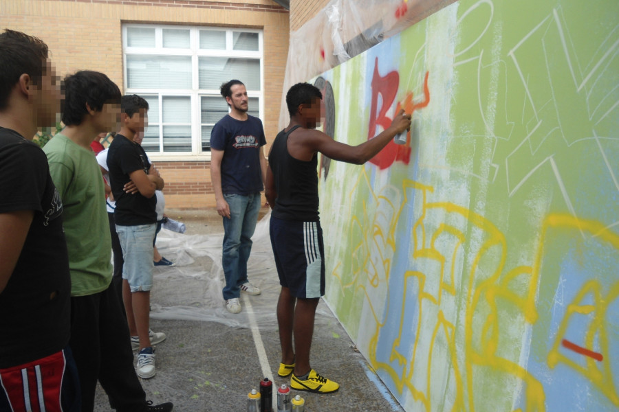 Taller de mural para los menores del centro de acogida ‘Baix Maestrat’ de Vinarós (Castellón)