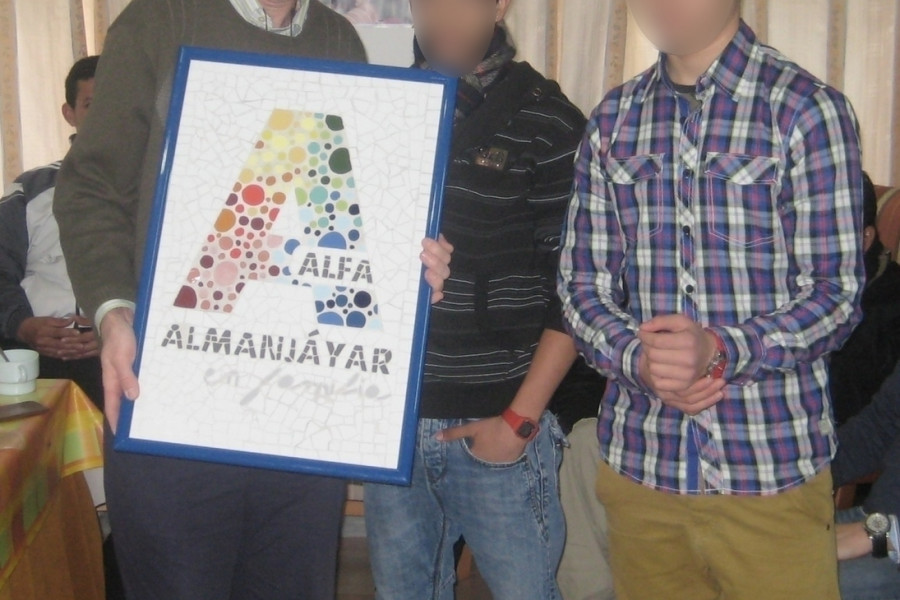 Los menores del centro ‘San Miguel’ de Granada realizan un mosaico para la Asociación Almanjáyar en Familia
