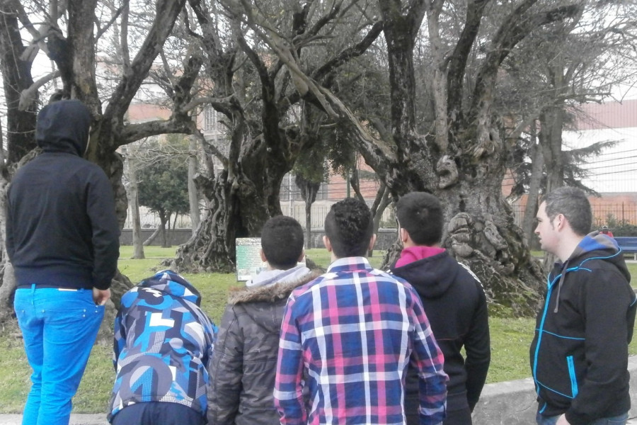 Los alumnos del PCPI de jardinería del Centro Socioeducativo Juvenil de Cantabria visitan los parques de Mataleñas y La Marga