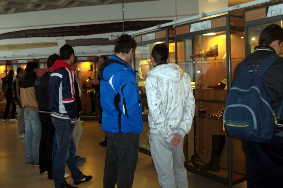 Los menores del Programa de Medio Abierto de Alicante visitan el Museo del Calzado de Elda