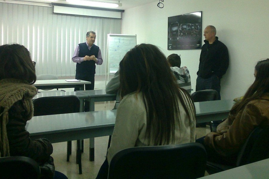 Los menores del Programa de Orientación, Inserción Laboral e Intervención para Jóvenes de Mallorca visitan el taller de Iveco