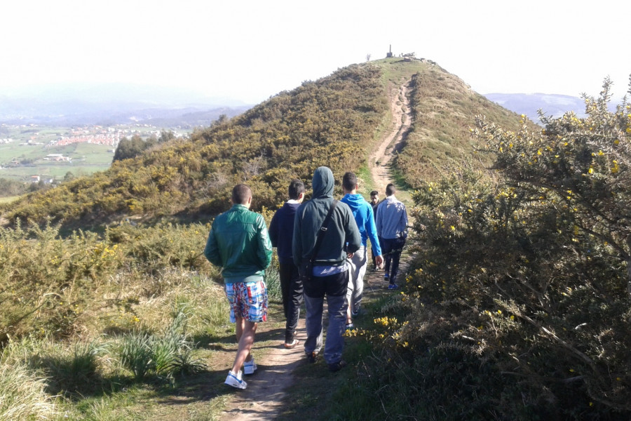 Los menores del centro ‘El Acebo’ de Cantabria participan en una actividad de senderismo por la ruta La Picota