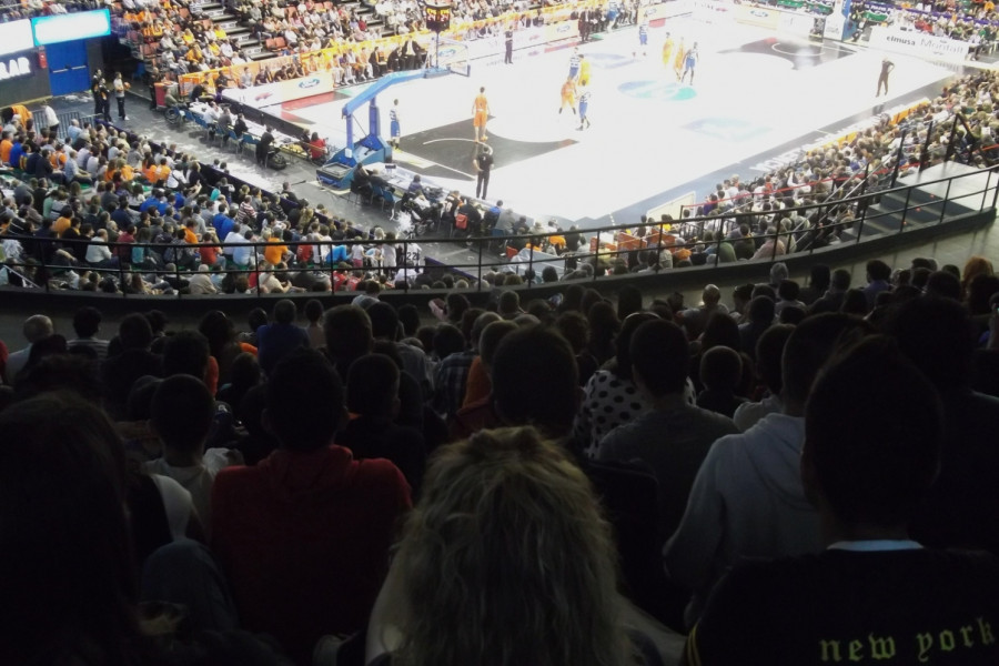 Los menores de los centros gestionados por Fundación Diagrama en Valencia y Castellón asisten a un partido de baloncesto