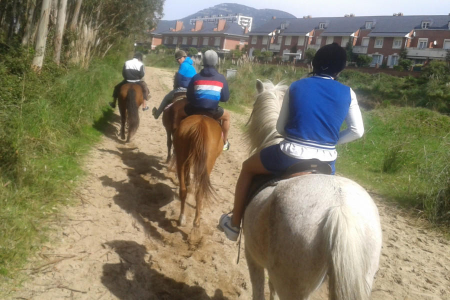 Los jóvenes del hogar de acogida ‘El Acebo’ de Cantabria aprenden a montar a caballo