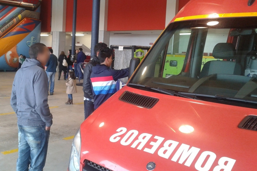 Los menores del hogar de acogida ‘El Acebo’ visitan el Parque de Bomberos de Santander