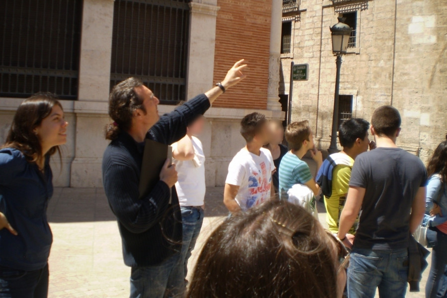 Los menores del centro ‘La Villa’ recorren Valencia leyendo obras literarias en valenciano
