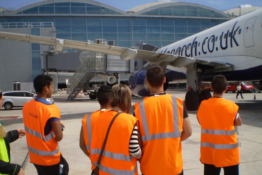 Los menores del centro ‘La Villa’ visitan el aeropuerto de Alicante