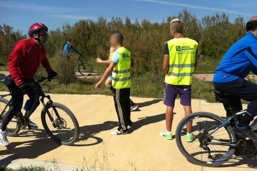 Los menores del centro ‘Mariano Ribera’ participan como voluntarios en la Triatlón de Pinedo