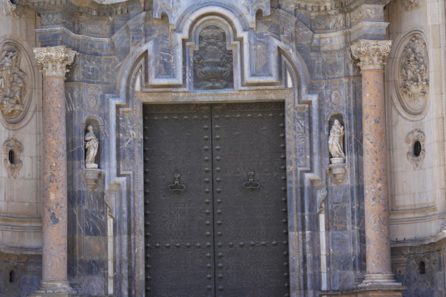 Las personas mayores de las Residencias ‘Nuevo Azahar’ y ‘Altavida’ visitan la Catedral de Murcia