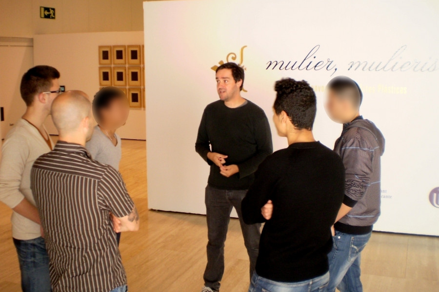 Los menores del centro ‘La Villa’ visitan dos exposiciones en la Universidad de Alicante