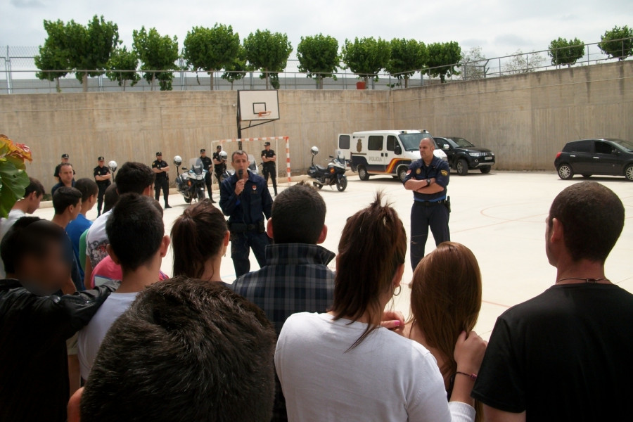 Los menores del centro ‘Las Moreras’ de El Palmar (Murcia) asisten a una charla formativa de la Policía Nacional