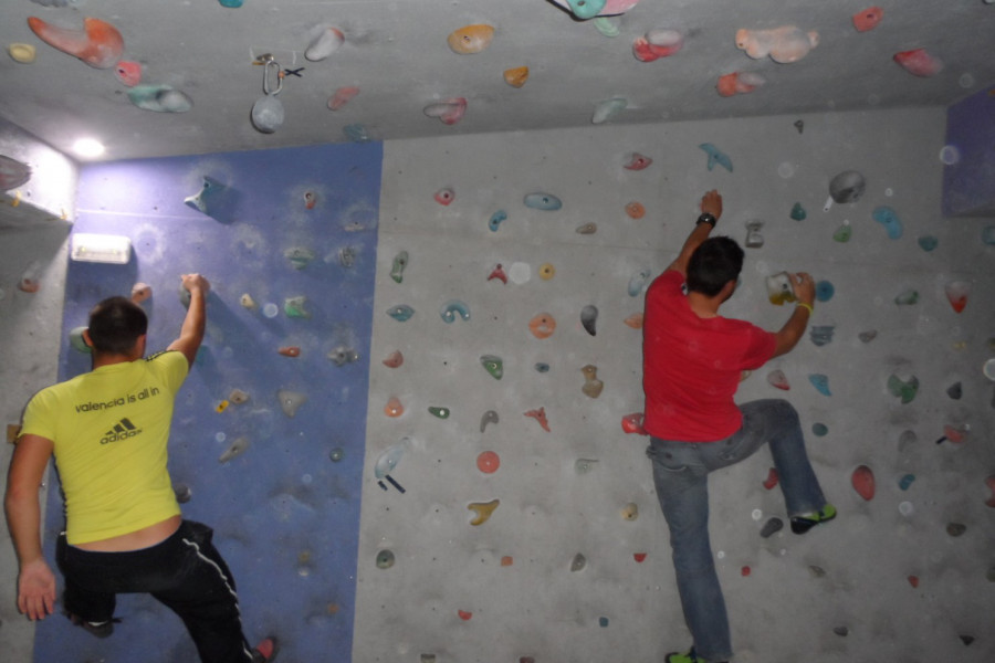 Los jóvenes del centro de acogida ‘Campanar’ realizan una actividad deportiva en un rocódromo de Valencia