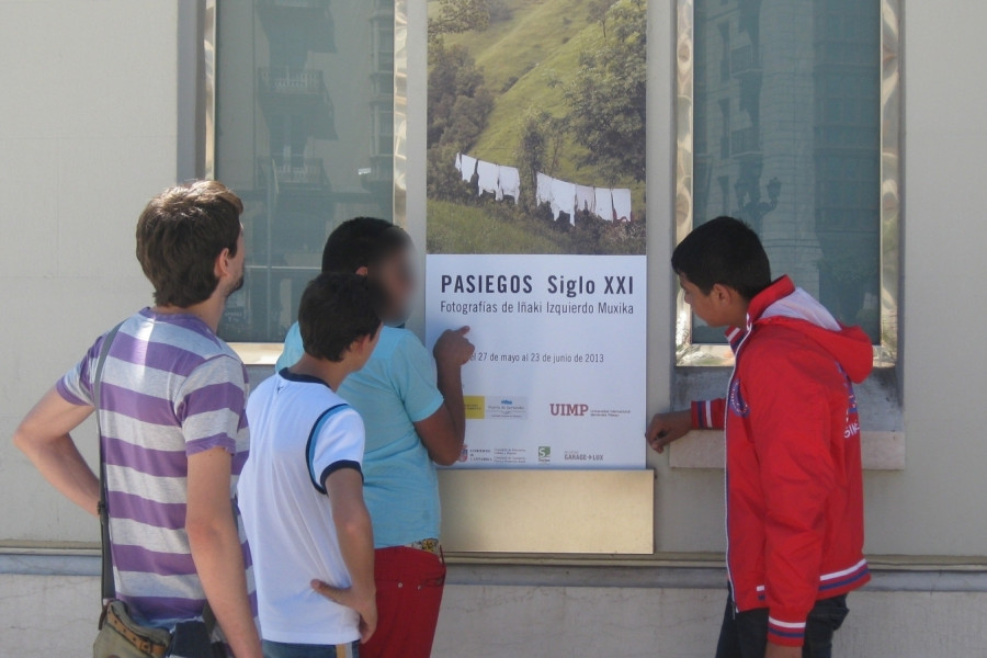 Los menores del Aula Socioeducativa de Atención a la Diversidad de Cantabria visitan una exposición sobre los Valles Pasiegos