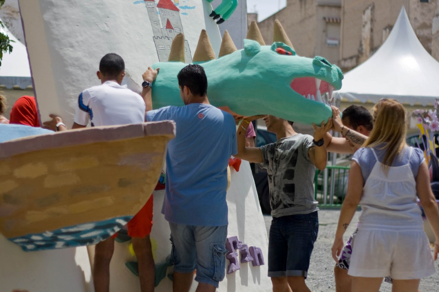 Los menores del centro ‘Els Reiets’ de Alicante elaboran los ninots infantiles de las hogueras de San Juan en Elche y Alicante