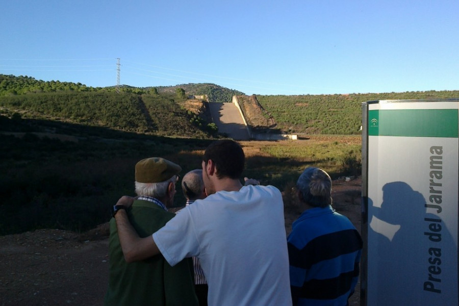 Residentes del centro ‘María de la Paz’ de Nerva (Huelva) visitan el pantano del Jarrama