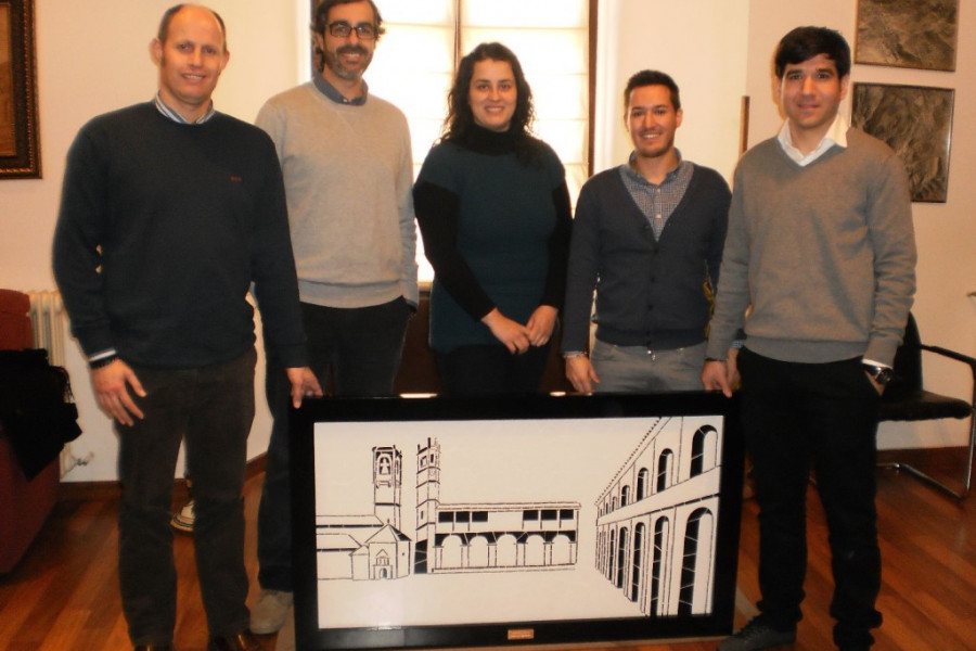 Los mayores de la residencia ‘Nuestra Señora de Cortes’ de Fundación Diagrama obsequian con un mosaico al Ayuntamiento de Alcaraz (Albacete)