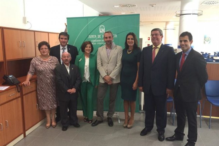 La consejera de Igualdad, Salud y Políticas Sociales de la Junta de Andalucía, María José Sánchez Rubio, junto a los premiados.