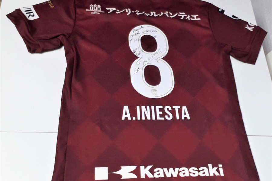 Los jóvenes del hogar ‘Alácera’ de Caudete (Albacete) reciben una camiseta de Andrés Iniesta firmada y dedicada por el futbolista