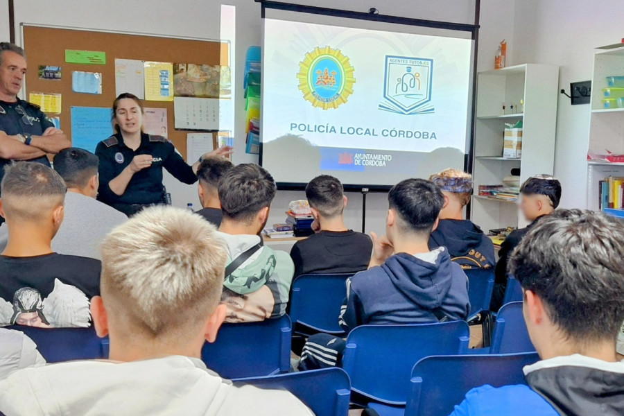 Los dos agentes tutores, durante la charla