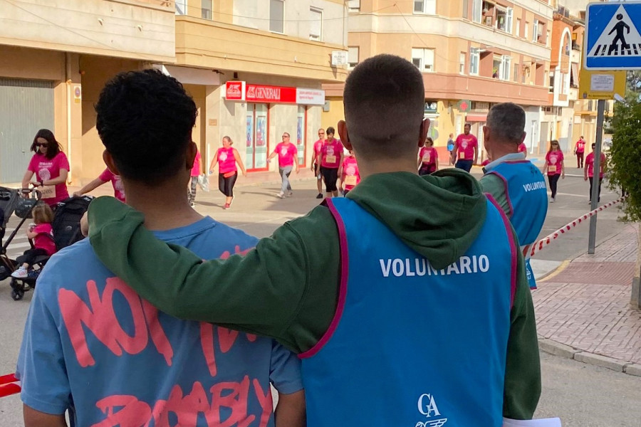 Los dos jóvenes de Alácera ven pasar a varios participantes de la marcha