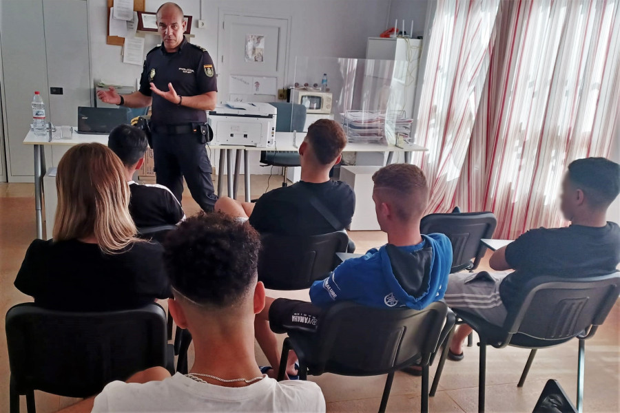 El subinspector de la Policía Nacional habla con los jóvenes atendidos en el SIMA