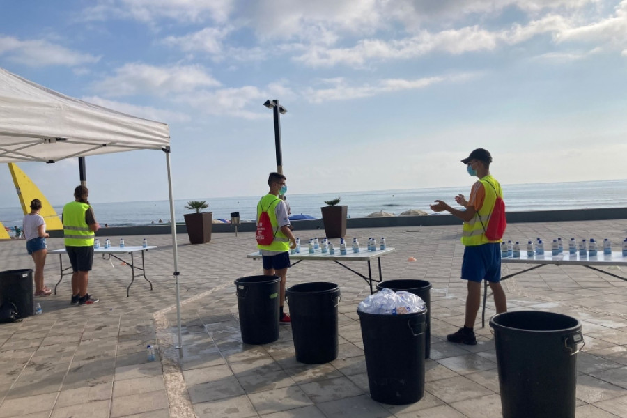 3 jóvenes atendidos en la residencia ‘Pi i Margall’ de Burjassot (Valencia) llevan a cabo tareas de voluntariado en el VI Triatlón Sprint de Oropesa del Mar