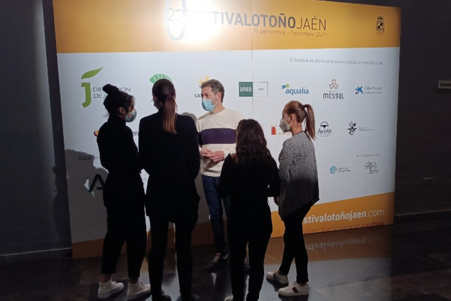 4 jóvenes atendidas en el Programa Labora de Jaén completan con éxito una formación como auxiliares de sala en el XXII Festival de Otoño de la ciudad