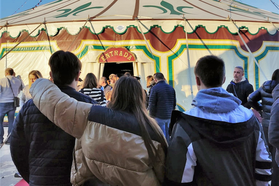 Los tres jóvenes, poco antes de entrar en la carpa del circo